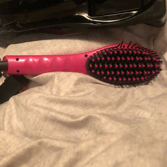 Brush straightener